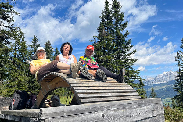 Gruppe auf großer Bank ·    Wandertage Filmoos 2025