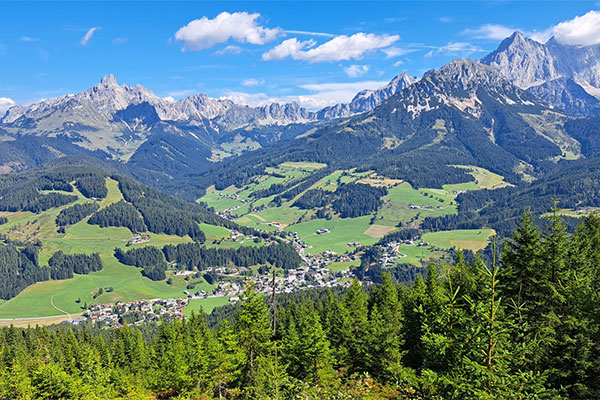 Ausblick vom Berg aufs Tal ·   Wandertage Filmoos 2025