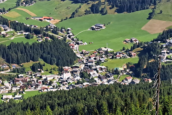 Ausblick vom Berg aufs Tal ·   Wandertage Filmoos 2025