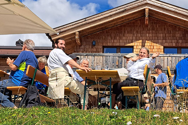 Gruppe an der Berghptte ·   Wandertage Filmoos 2025